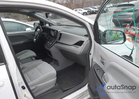 2017 Toyota Sienna Le 7 Passenger z USA, uszkodzony, nr VIN 5TDJZ3DC9HS179647